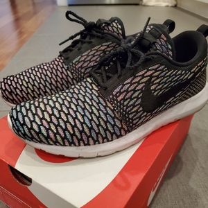 Nike Roshe Run Flyknit Multi-Color 677243-013 Size 10.5